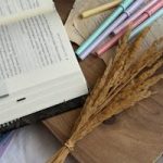 Aufgeschlagenes Buch auf Holztablett – Symbol für Wissen und nachhaltigen Content statt Social-Media-Stress